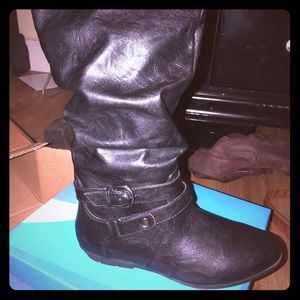 BRAND NEW Cliffs by White Mountain mid calf boots.